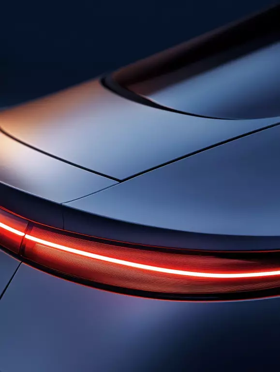 Nahaufnahme des Hecks eines Autos mit leuchtendem roten LED-Rückleuchtenband