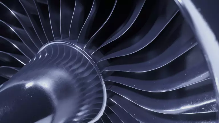 Nahaufnahme der geschwungenen Schaufeln einer Turbine