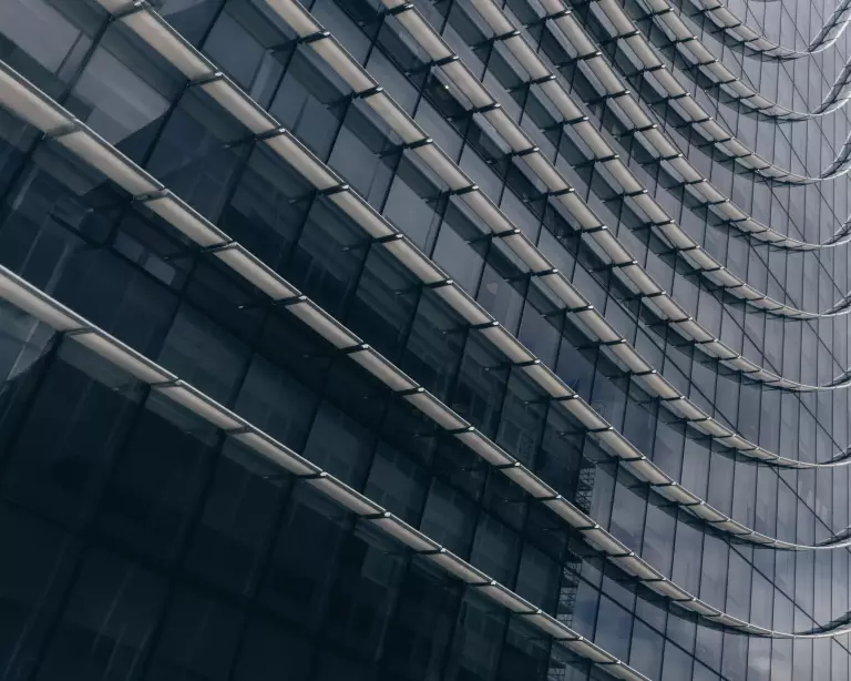 Geschwungene Glas-Stahl-Fassade eines modernen Hochhauses