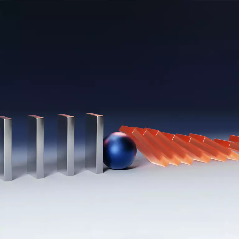 Glänzende orangefarbene und blaue Formen vor einem blauen Farbverlauf